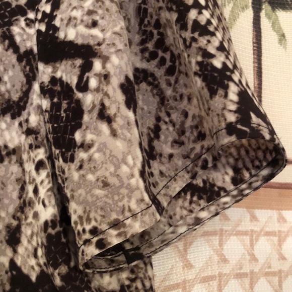 BCBG short sleeved animal print silk blouse size XS - Picture 3 of 5